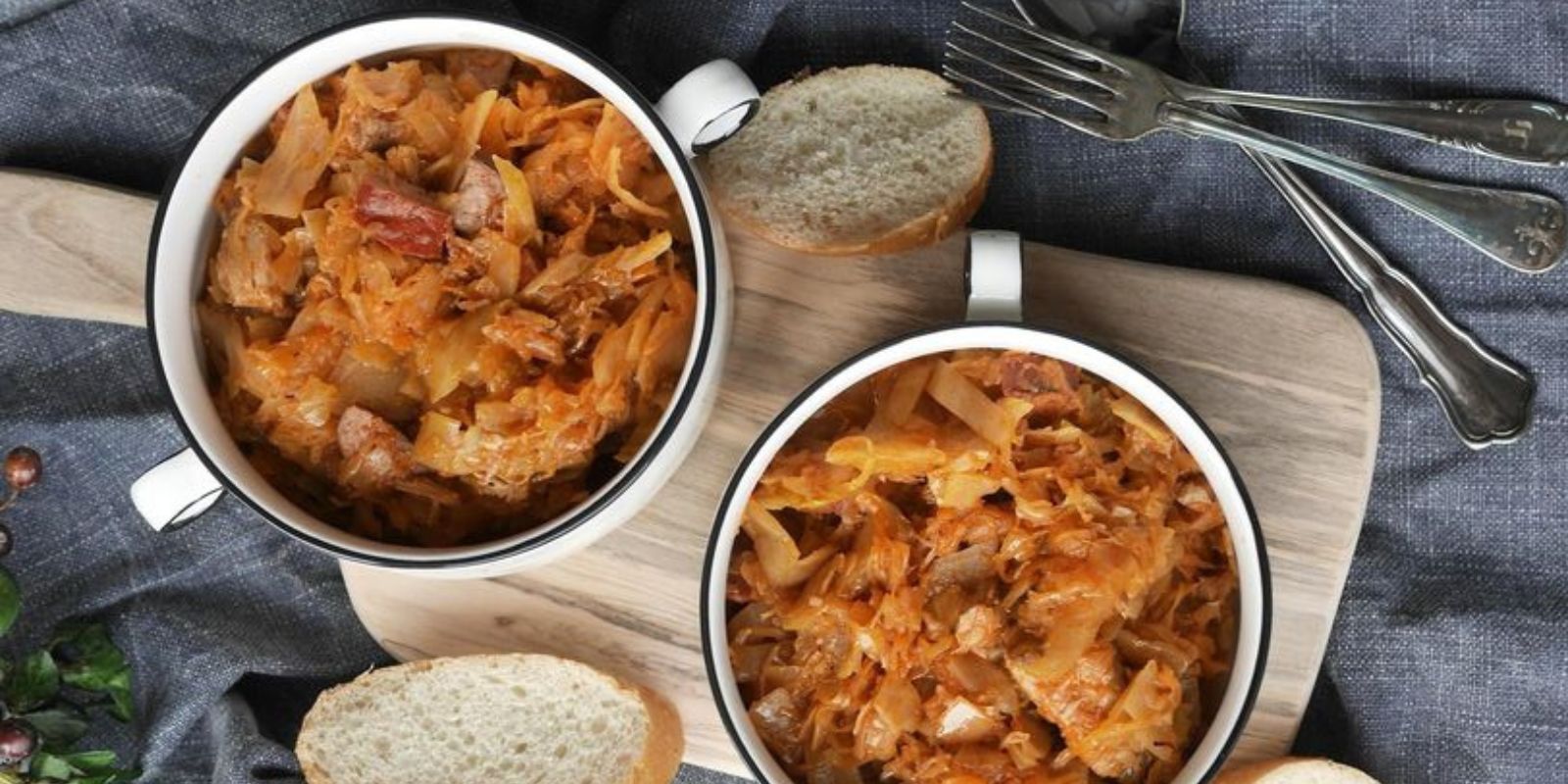 Bigos – Ein Festmahl aus Polen mit Sauerkraut und Fleisch