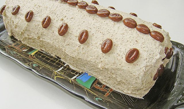 Biskuitrolle mit Kaffeecreme