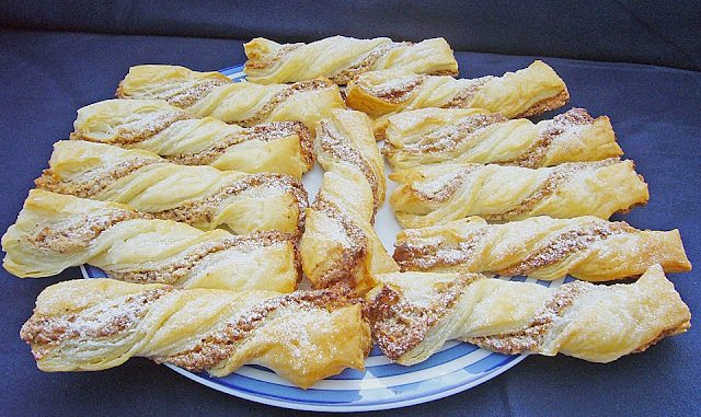 Blätterteig Nussstangerl