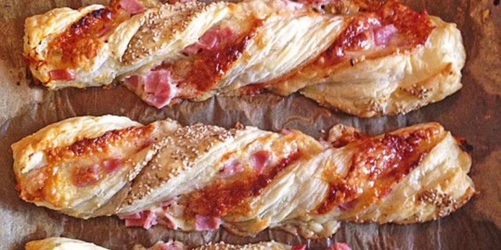 Blätterteig Stangen mit Schinken und Käse