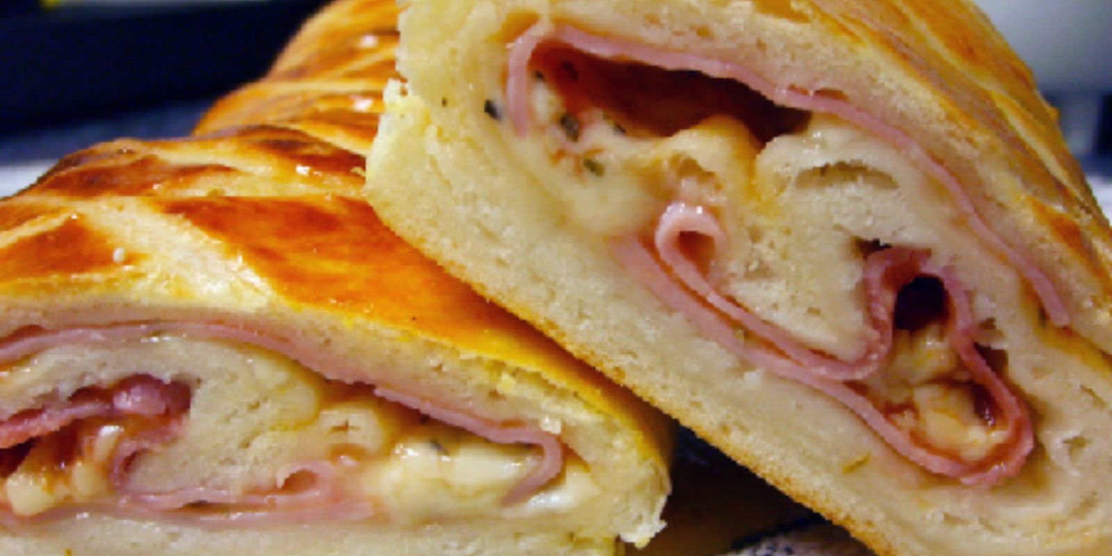 Blätterteigstrudel mit Schinken und Käse – Ein Genuss für Herz und Gaumen