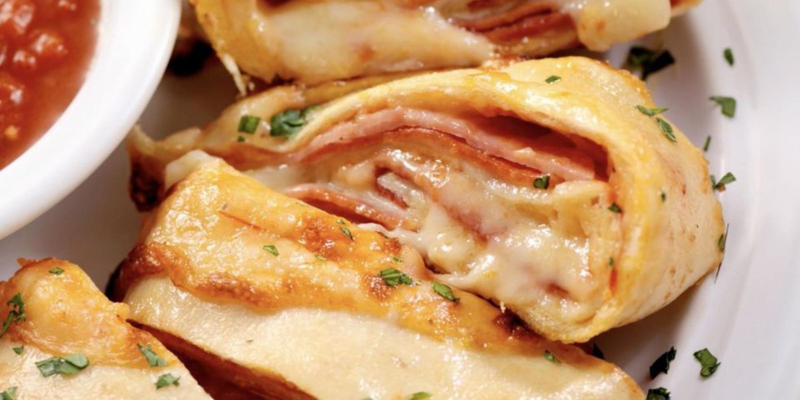 Blätterteigstrudel mit Schinken und Käse