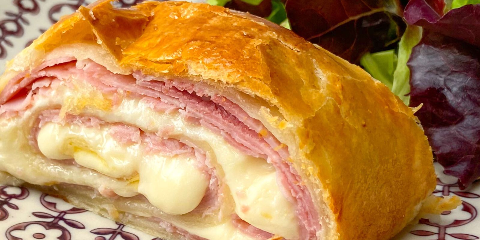 Blätterteigstrudel mit Schinken und Käse