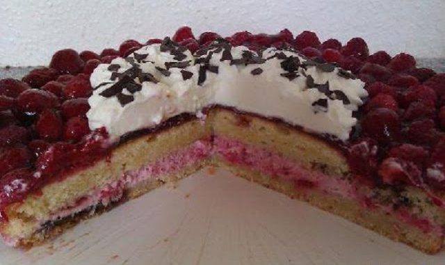 Bountytorte mit Himbeeren