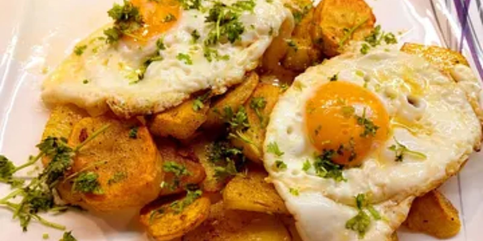 Bratkartoffeln Mit Wurst Und Spiegelei