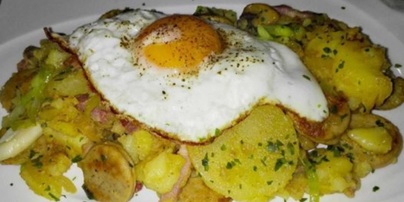 Bratkartoffeln Mit Wurst Und Spiegelei