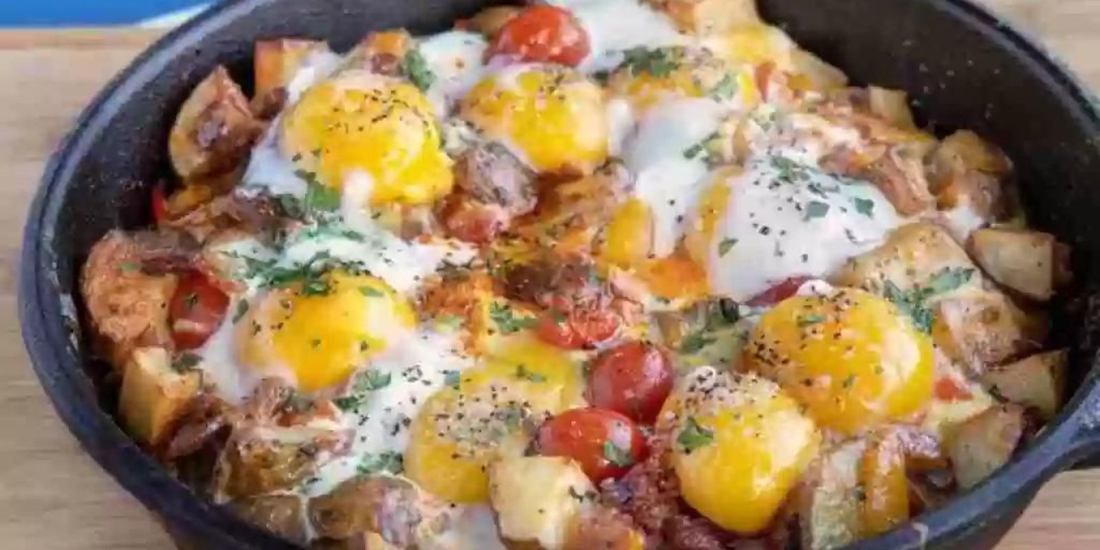 Bratkartoffeln Mit Wurst Und Spiegelei