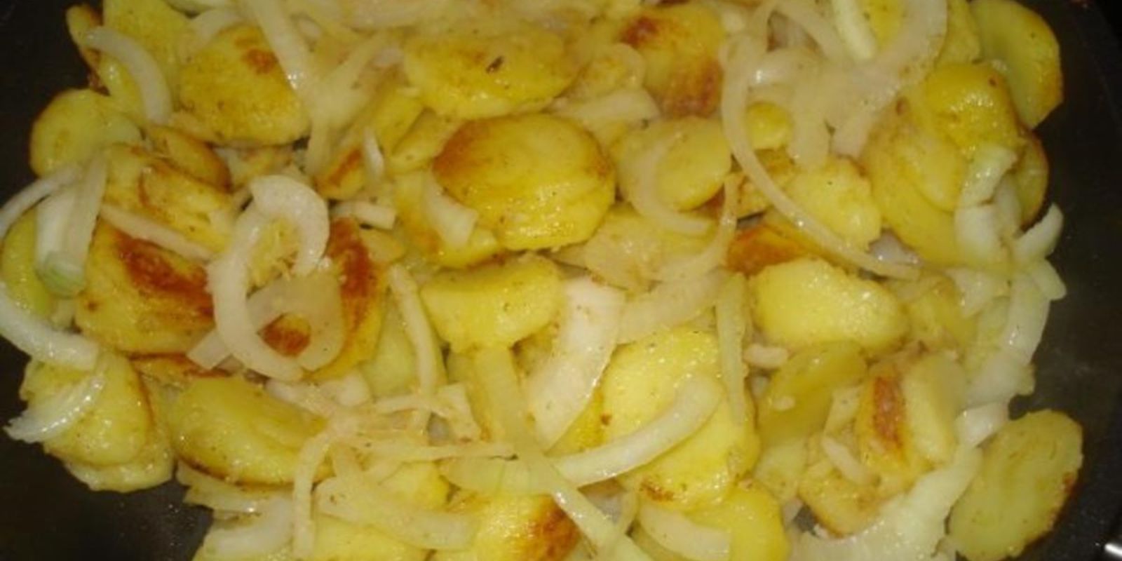 Bratkartoffeln Mit Wurst Und Spiegelei