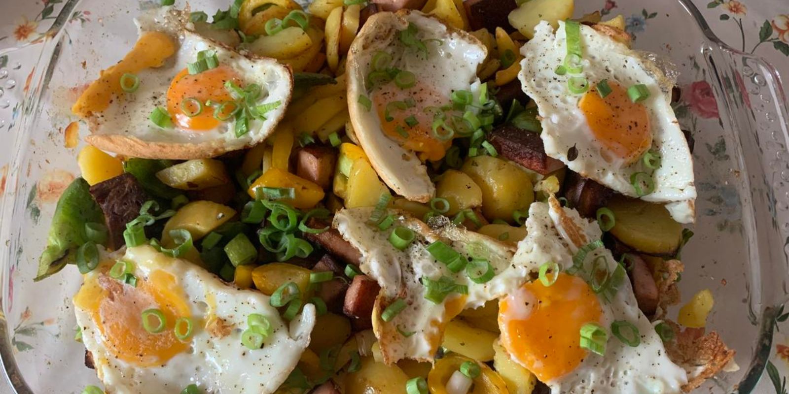 Bratkartoffeln Mit Wurst Und Spiegelei