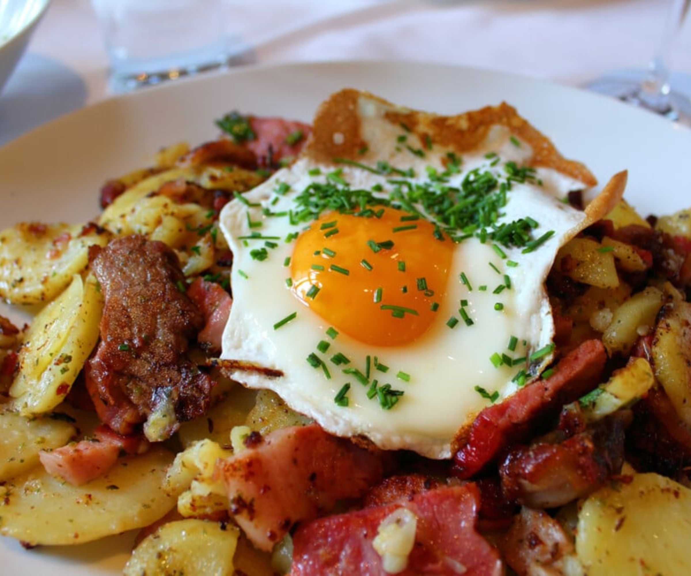 Bratkartoffeln mit Ei und Käse: Ein Schnellrezept für ein köstliches Gericht!