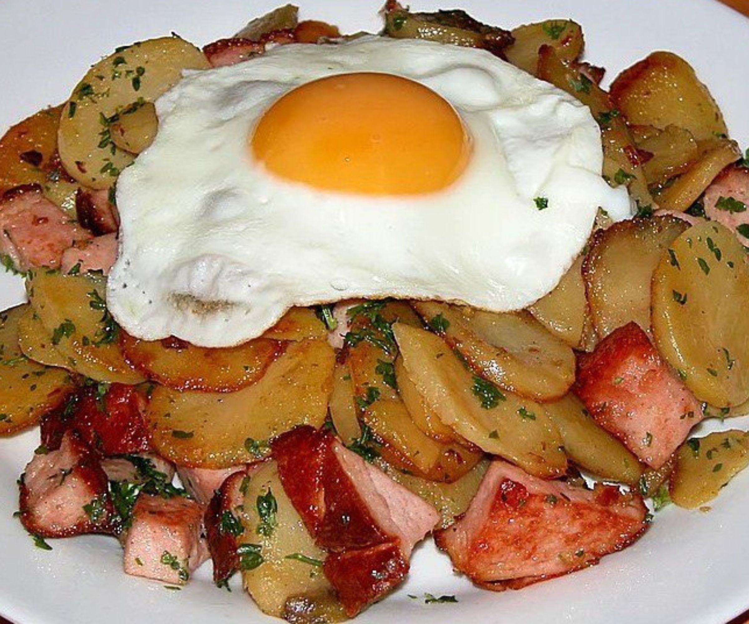 Bratkartoffeln mit Wurst und Spiegelei: Ein Klassiker der deutschen Küche