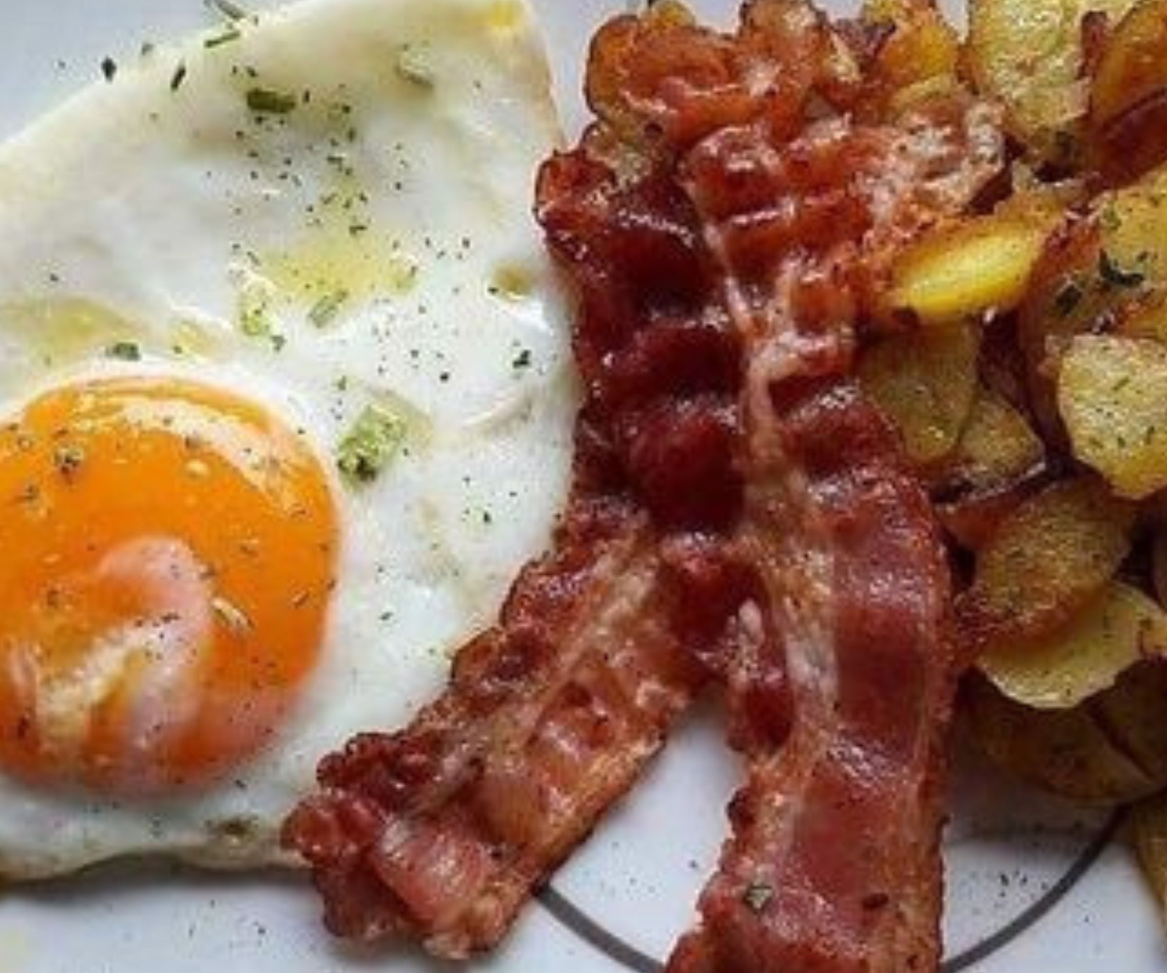 Bratkartoffeln mit Wurst und Spiegelei: Ein köstliches und traditionelles Gericht