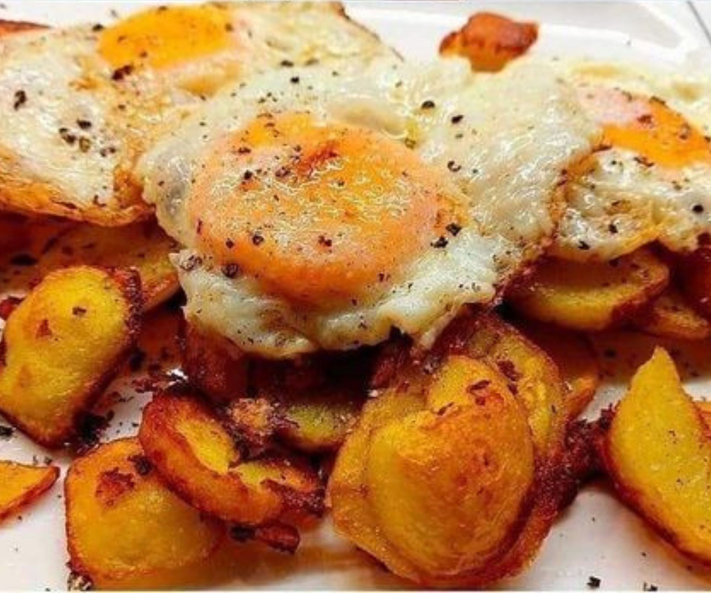 Bratkartoffeln mit Wurst und Spiegelei: Eine köstliche Kombination aus Tradition und Genuss