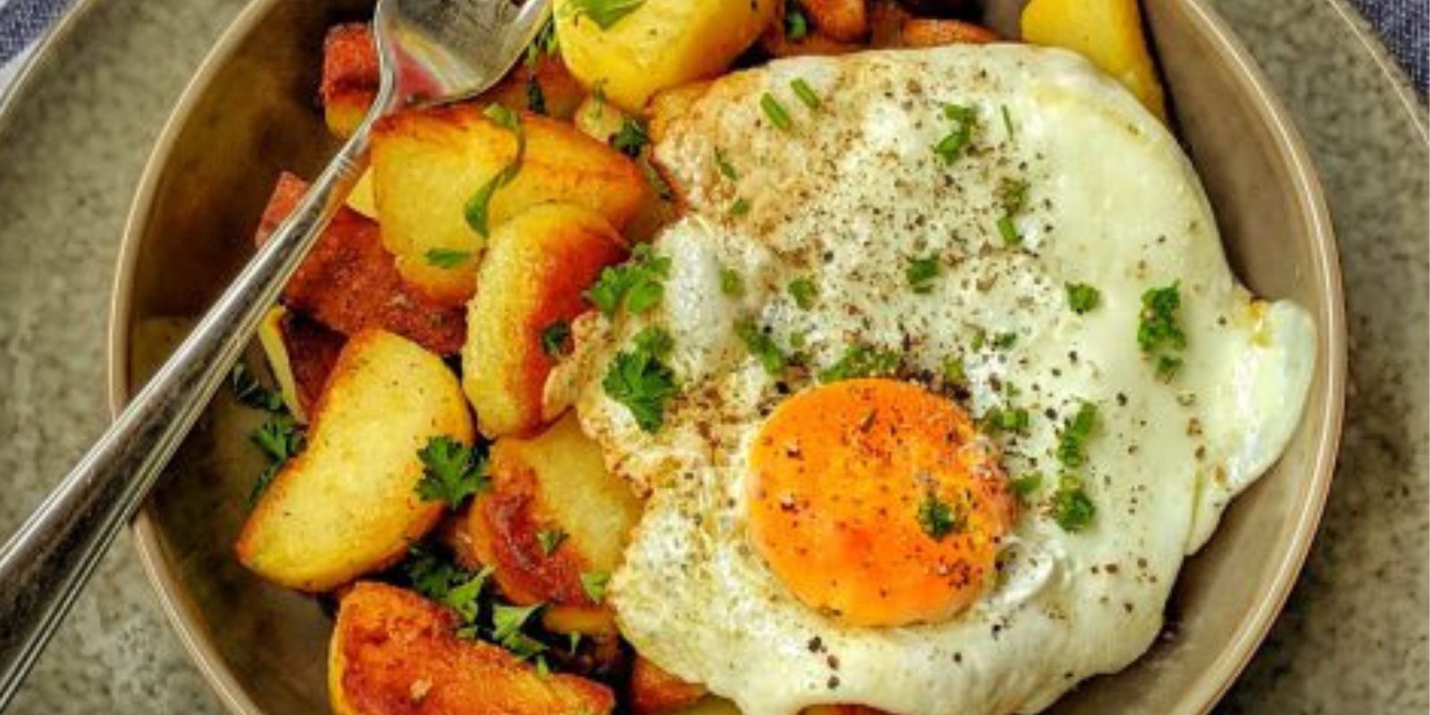 Bratkartoffeln mit Wurst und Spiegelei