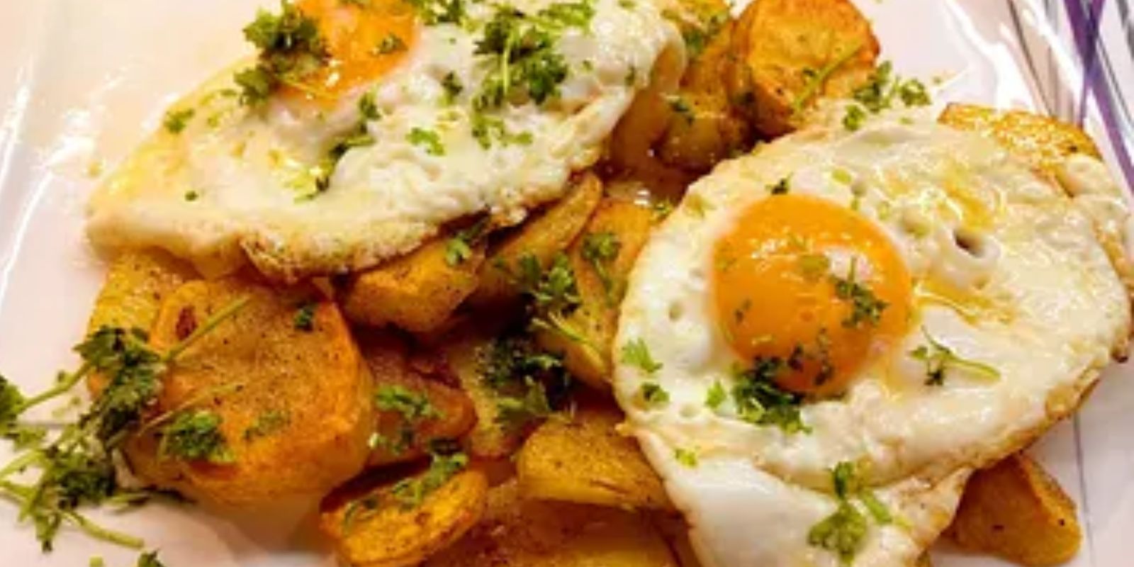 Bratkartoffeln mit Wurst und Spiegelei