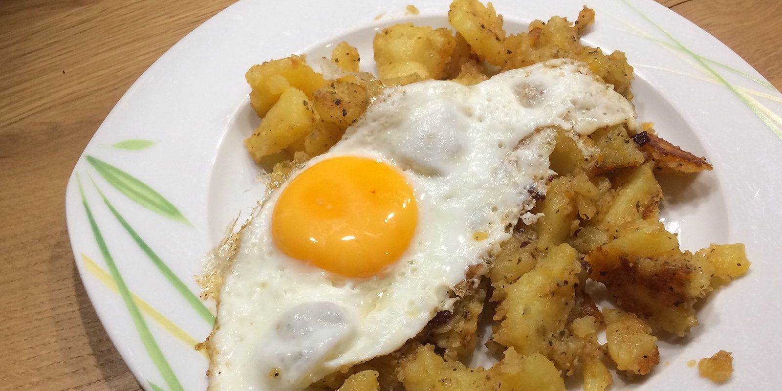 Bratkartoffeln mit Wurst und Spiegelei