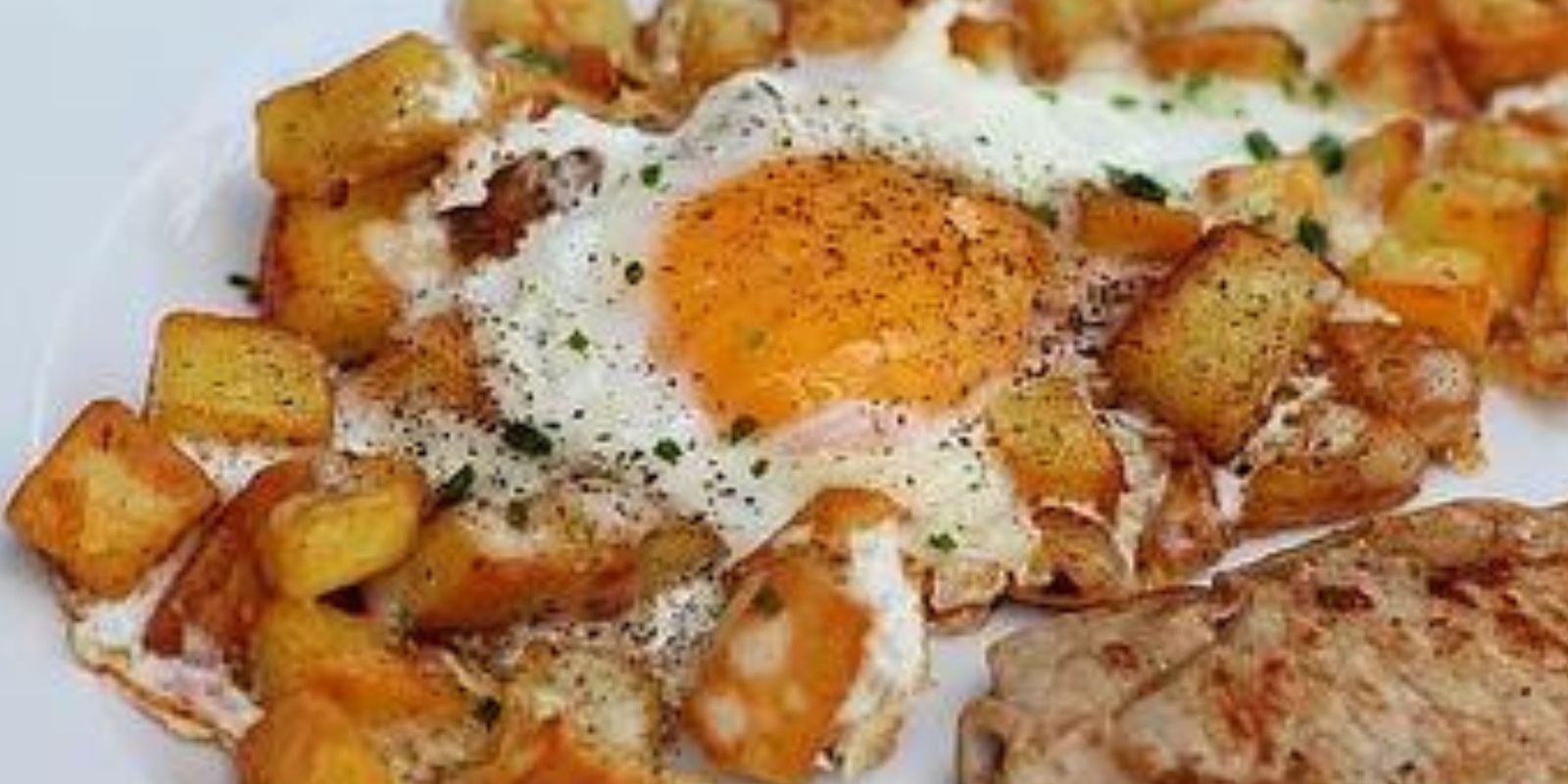 Bratkartoffeln mit Wurst und Spiegelei,