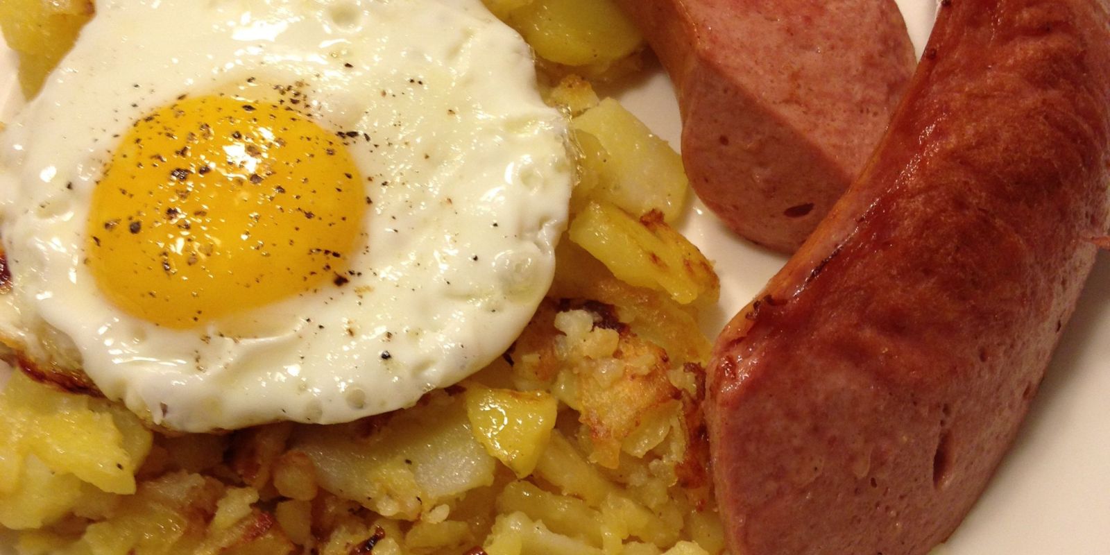 Bratkartoffeln mit Wurst und Spiegelei
