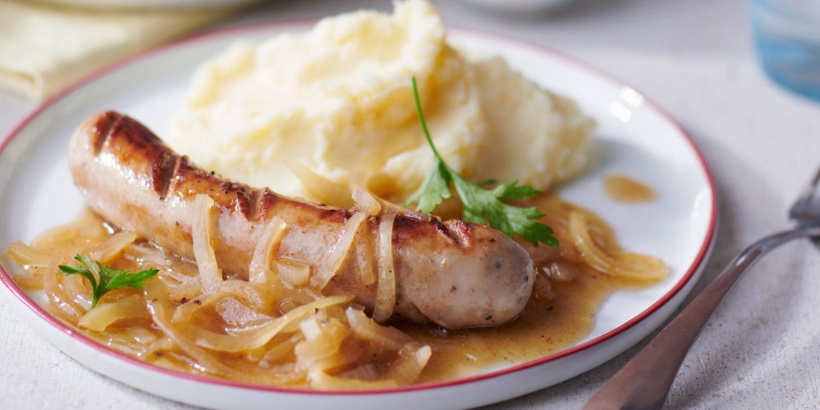 Bratwurst, Porreegemüse, neue Kartoffeln mit Bratfett