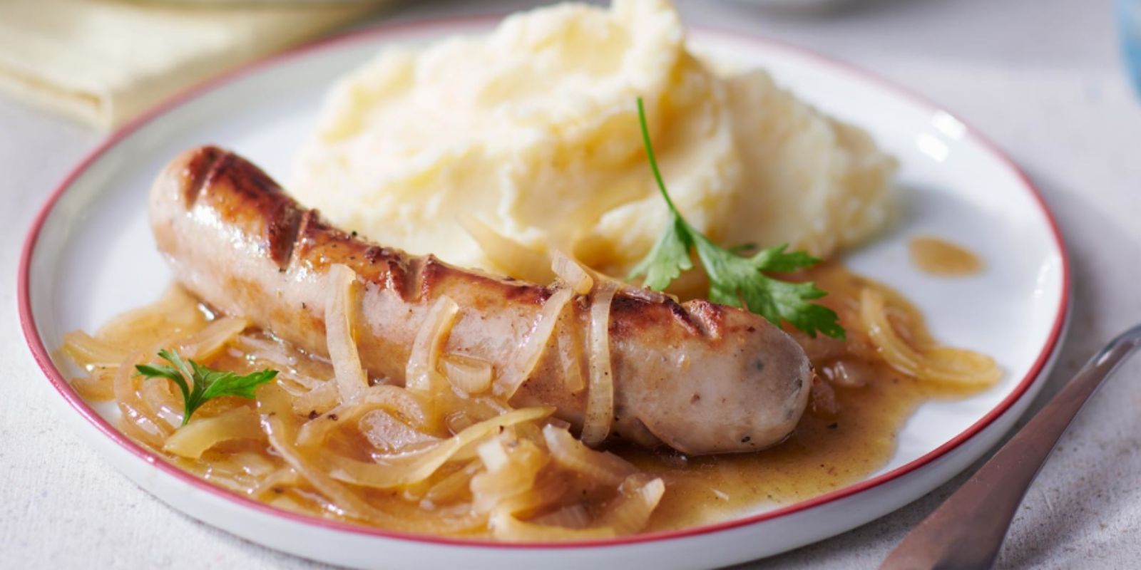 Bratwurst an Zwiebelsauce mit Kartoffelpüree – Ein Herzhaftes und Klassisches Rezept