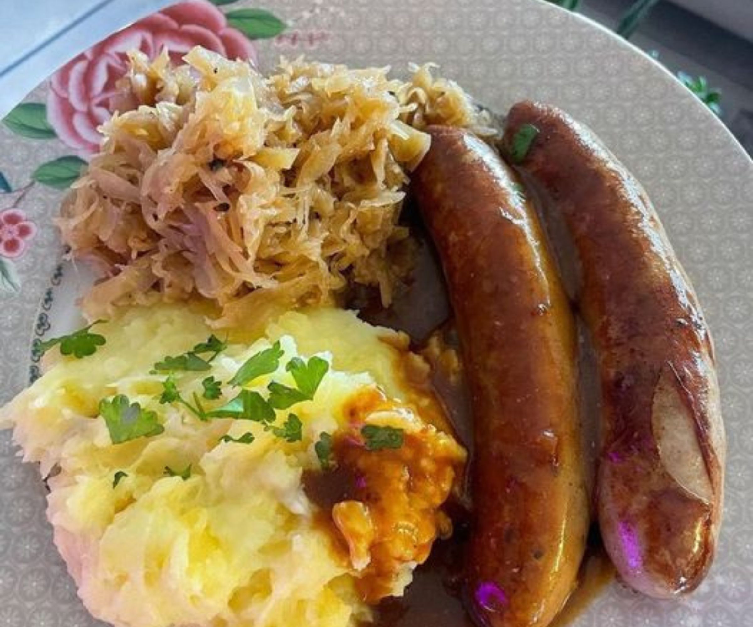 Bratwurst an Zwiebelsauce mit Kartoffelpüree: Ein Klassiker der deutschen Küche