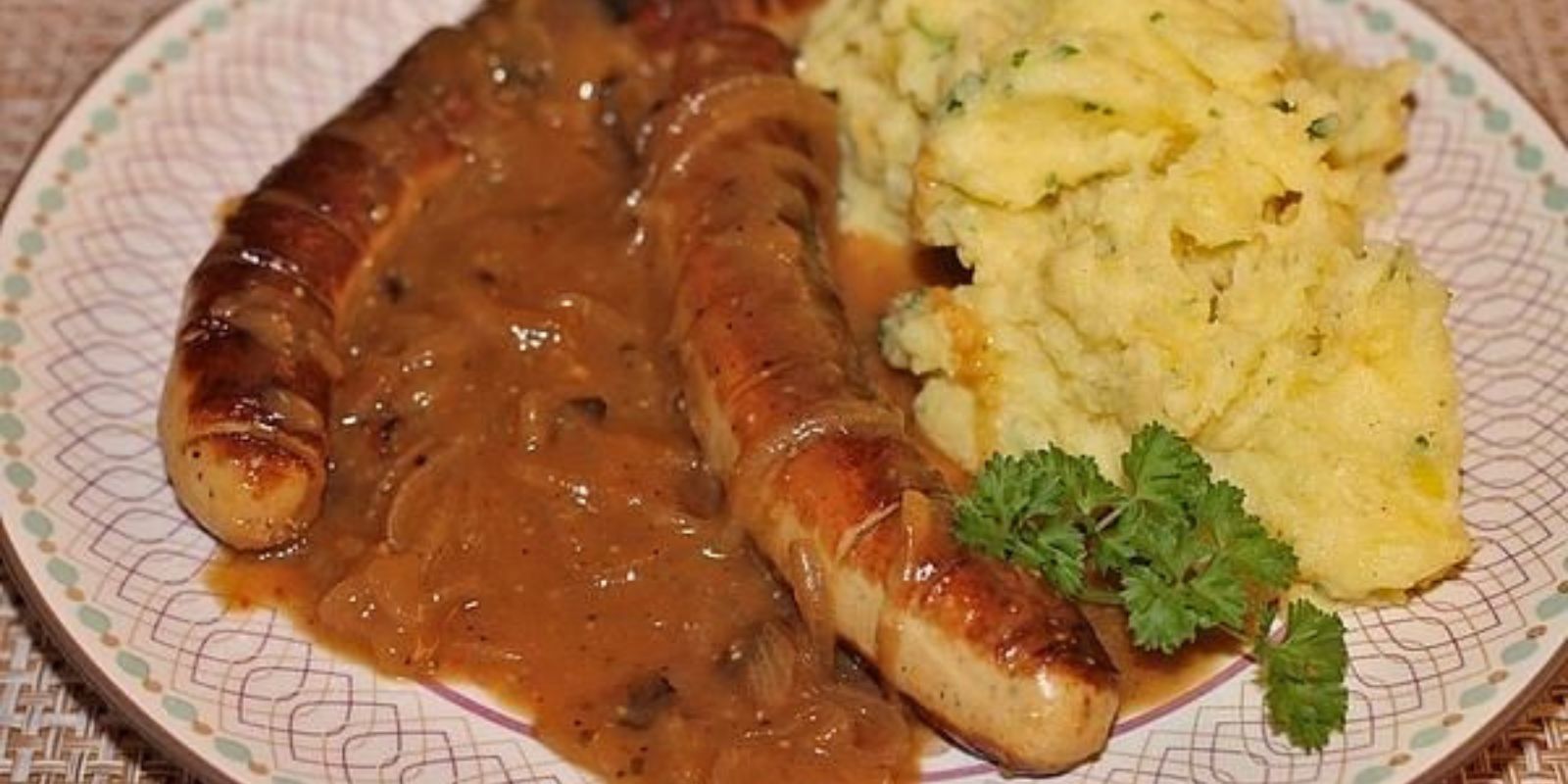 Bratwurst an Zwiebelsauce mit Kartoffelpüree