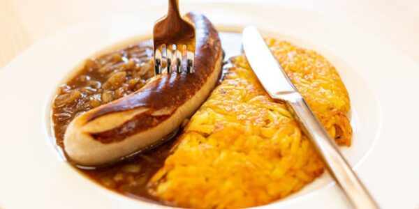 Bratwurst mit Zwiebelsauce