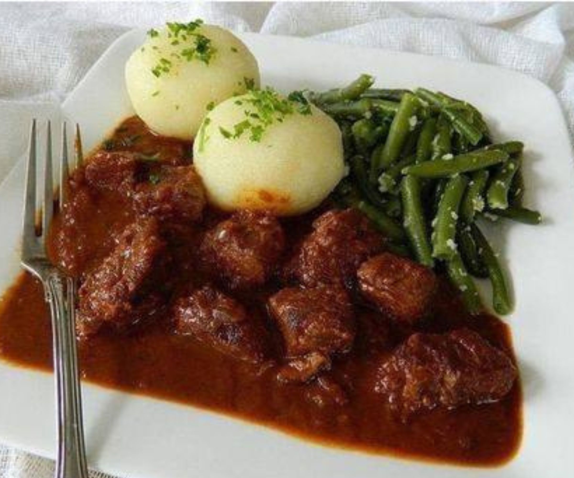 Brauhaus Gulasch: Herzhaft-leckeres Gulasch mit Bier – Oma rezepte