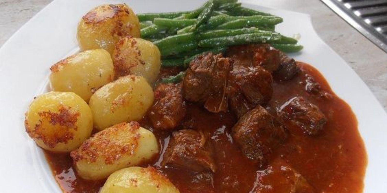 Brauhaus Gulasch: Herzhaftes Fleischgericht mit Bieraroma