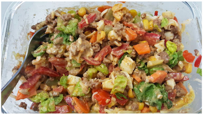 Bunter Salat mit Hack von rind und Käse