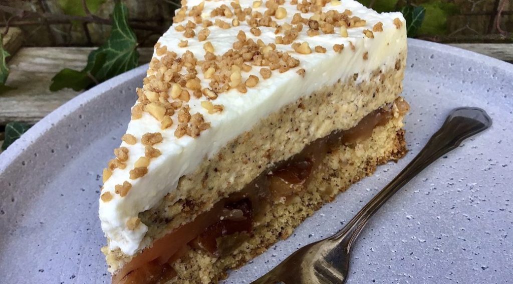 CREMIGE NUSSTORTE MIT PFLAUMEN