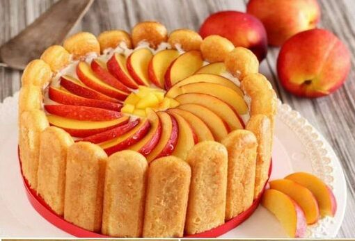 Charlotte mit Pfirsichen: schnell und ohne Kochen