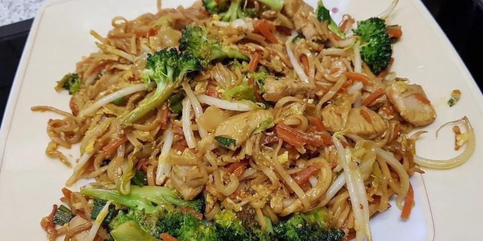 Chinesisch Gebratene Nudeln mit Hühnchenfleisch, Gemüse und Ei: Ein Einfach Super Leckeres Geschmackserlebnis!