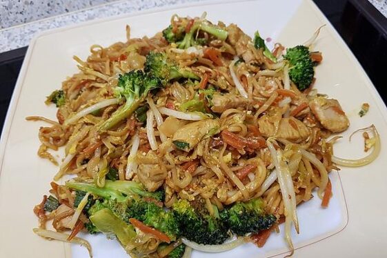 Chinesisch gebratene Nudeln mit Hühnchenfleisch, Ei und Gemüse