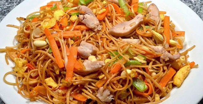 Chinesisch gebratene Nudeln mit Hühnchenfleisch, Ei und Gemüse