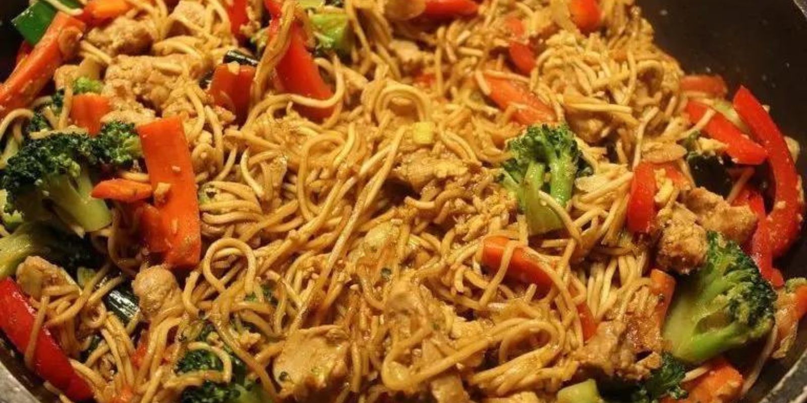 Chinesisch gebratene Nudeln mit Hühnchenfleisch, Gemüse und Eirecipe