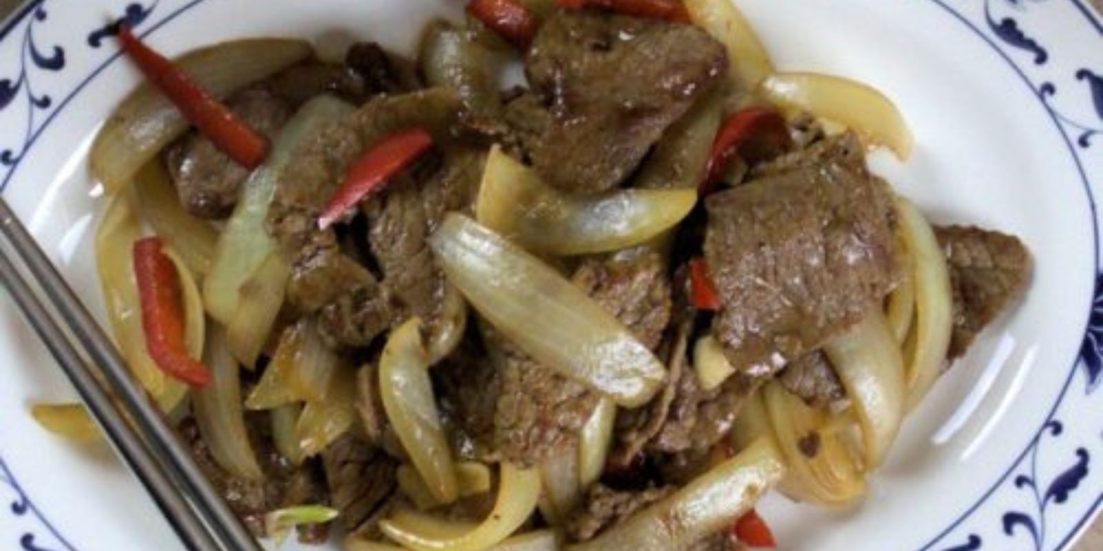 Chinesisches Rindfleisch mit Zwiebeln und Paprika