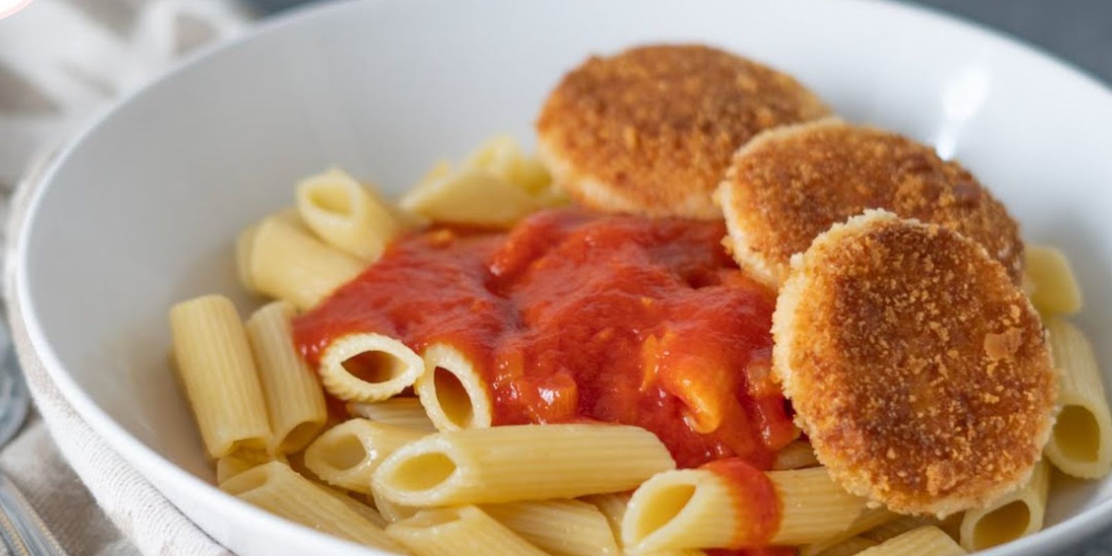 DDR-Klassiker neu interpretiert – Makkaroni mit Tomatensoße und Jägerschnitzel