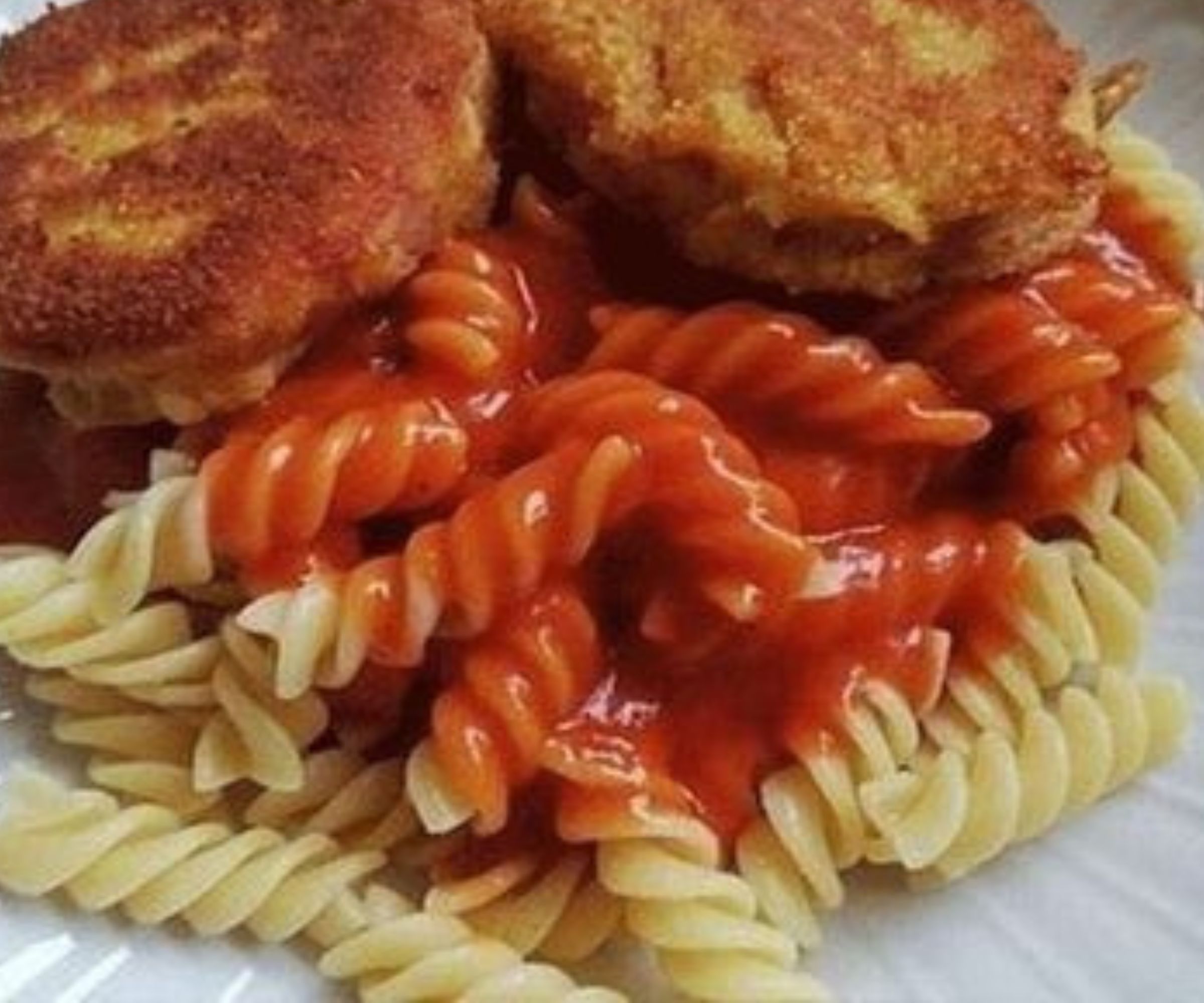 DDR Makkaroni mit Tomatensoße und Jägerschnitzel: Ein Stück ostdeutsche Esskultur