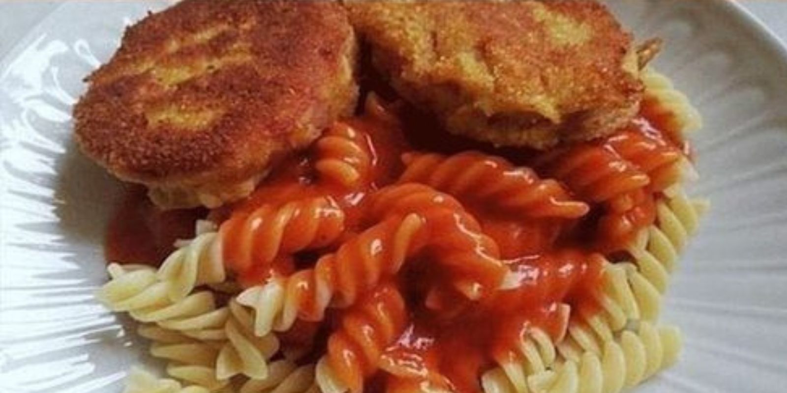 DDR Makkaroni mit Tomatensoße und Jägerschnitzel