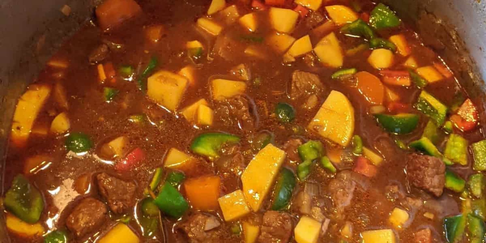 DEFTIGE GULASCHSUPPE