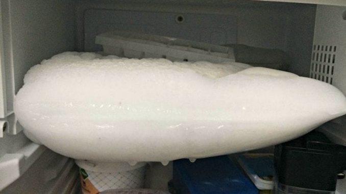 Dank diesem handlichen Trick wird das Abtauen der Gefriertruhe zum Kinderspiel!