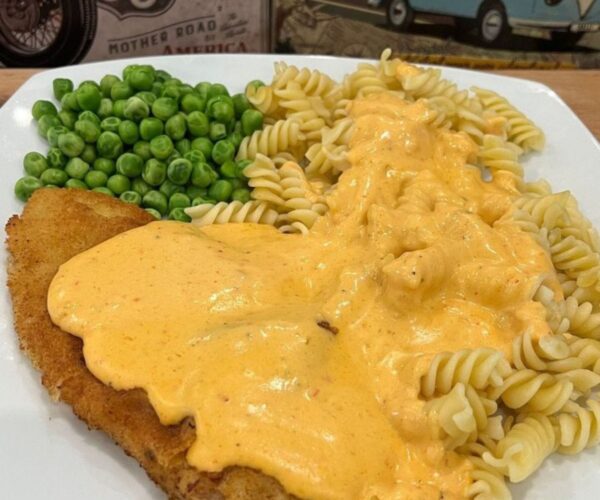 Das perfekte Gericht: Schnitzel, Nudeln, Erbsen und Frischkäsesauce