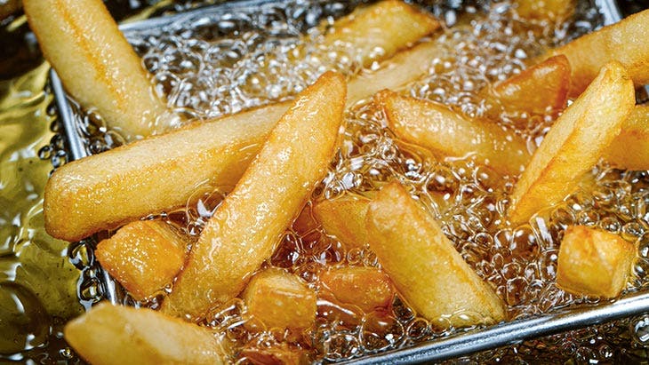 Der Geheimtrick der Köche, um knusprige Pommes ganz einfach zu Hause zuzubereiten 3 Kartoffeln braten