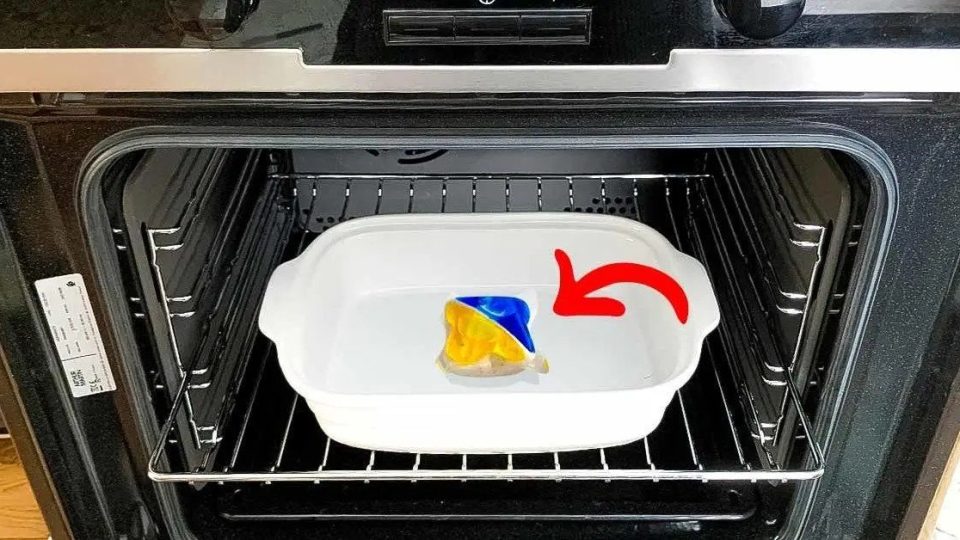 Der Trick, den Backofen „ohne Aufwand“ zu reinigen. Sogar verbranntes Fett verschwindet