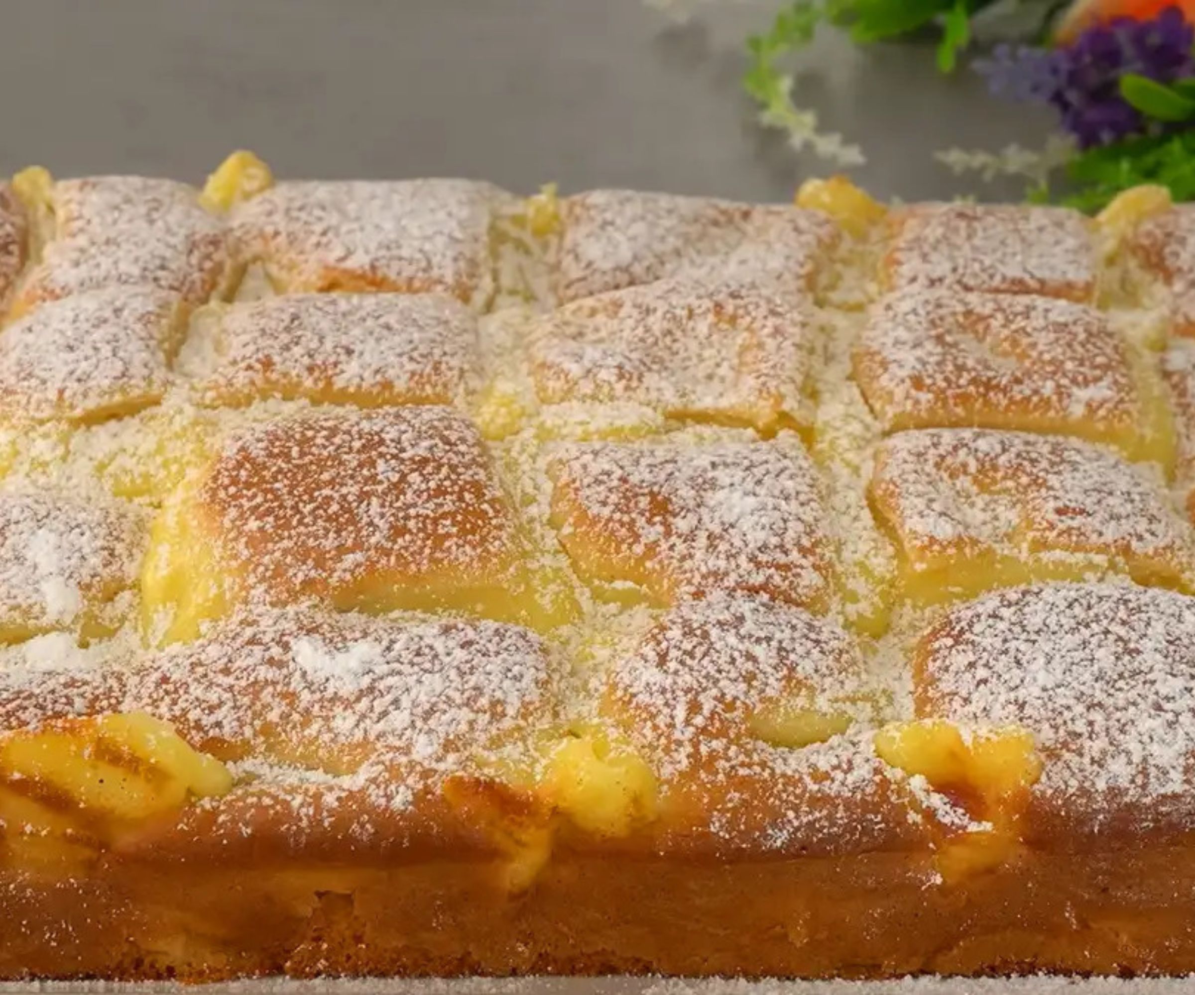 Der verlockende Genuss von Apfelkuchen mit cremigem Vanillepudding