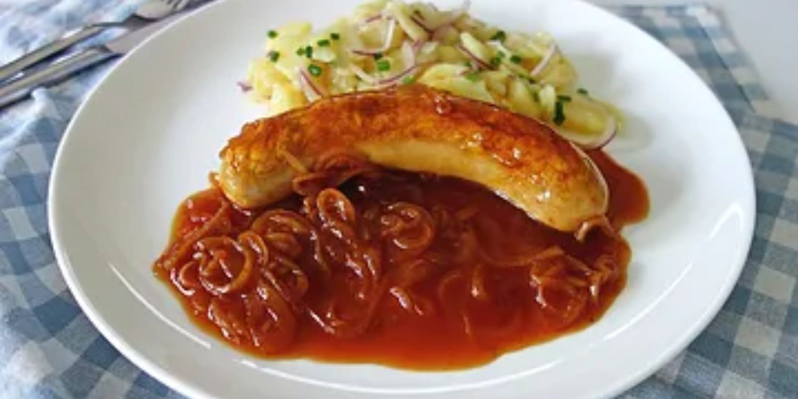 Deutscher Genuss: Bratwurst mit Zwiebelsauce Rezept für Feinschmecker
