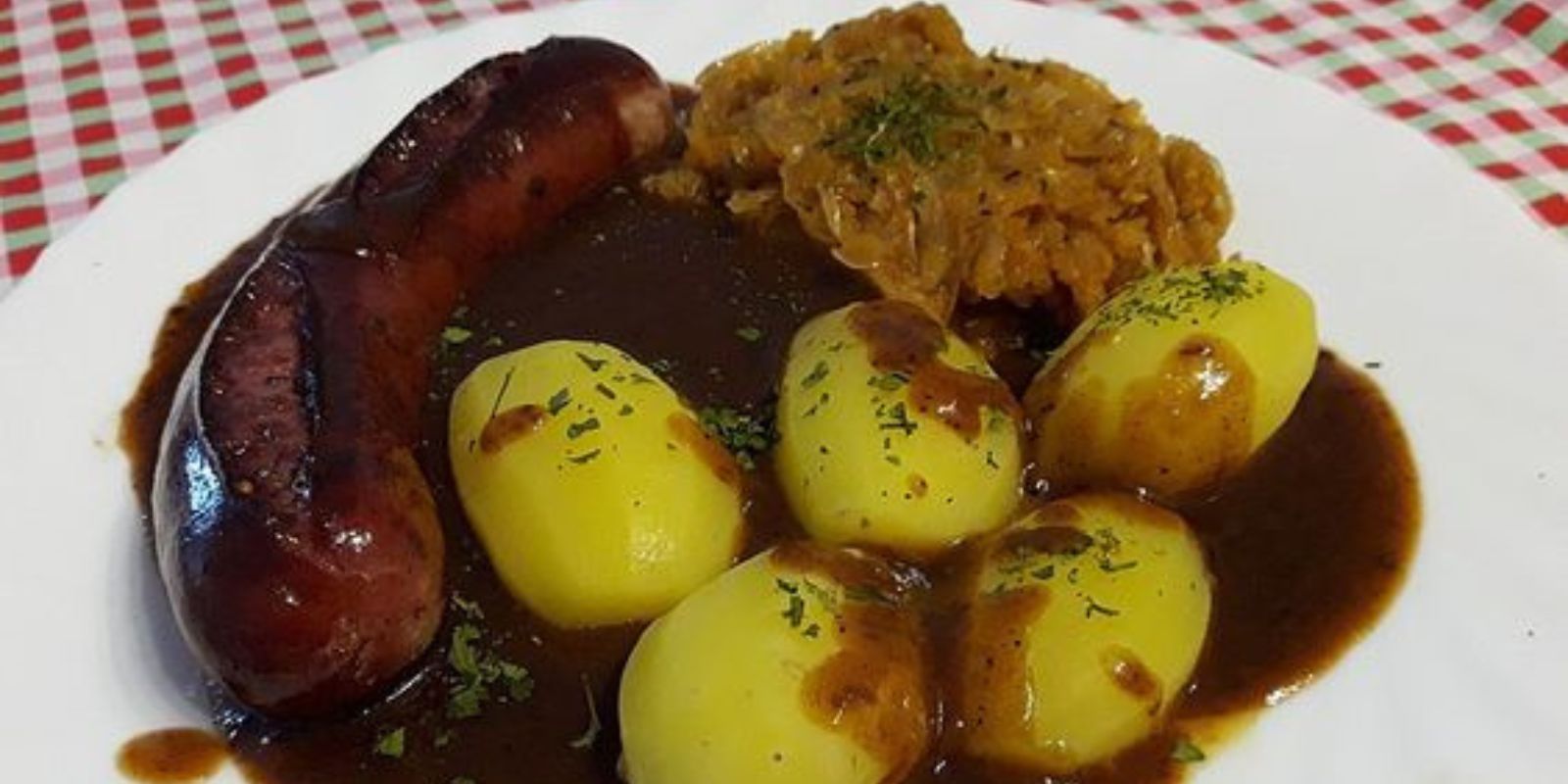 Dicke Grüne Bohnen mit Speck, Mettenden und Salzkartoffeln: Ein deftiges Gericht