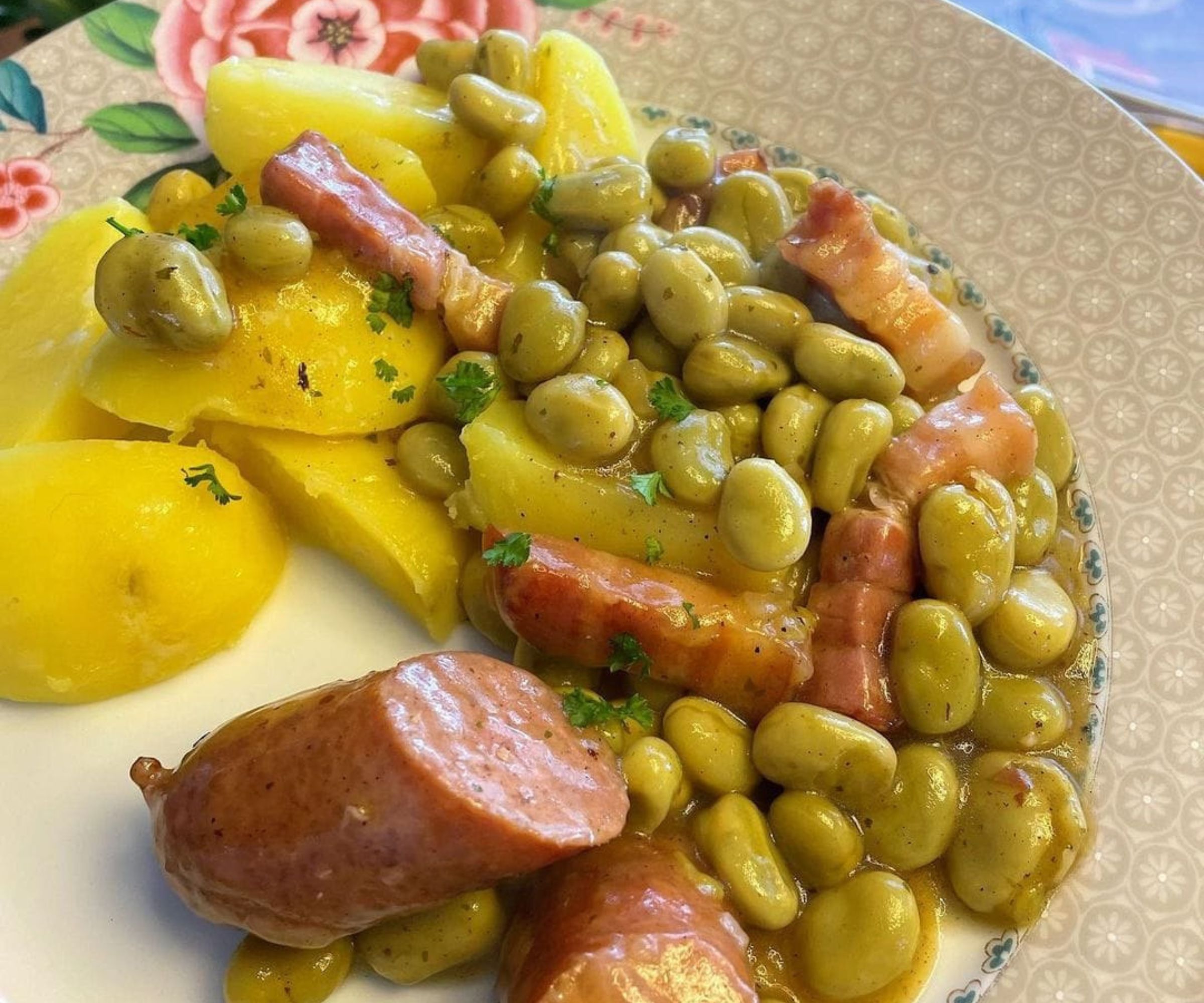 Dicke grüne Bohnen mit Speck, Mettenden und Salzkartoffeln: Ein deftiger Genuss