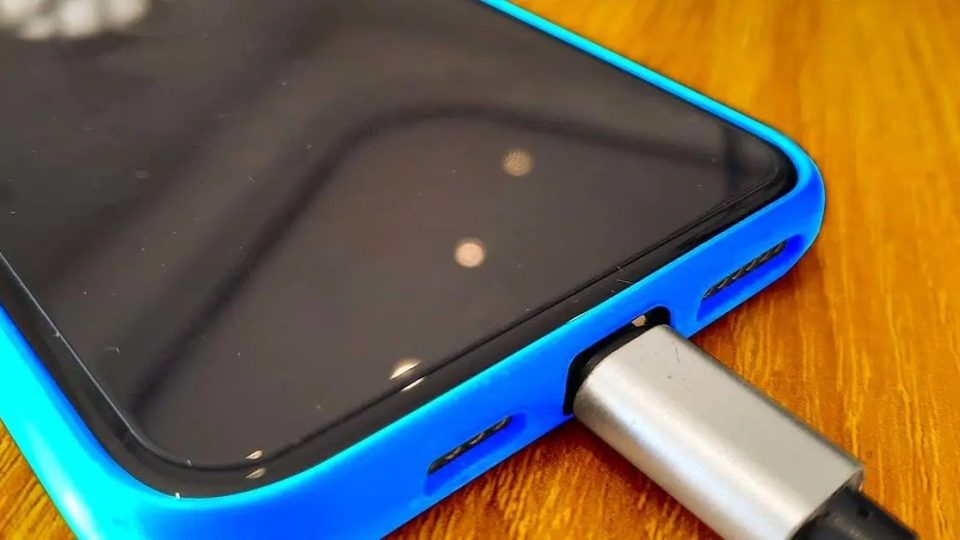 Die Fehler, die jeder Zweite beim Laden seines Smartphones macht